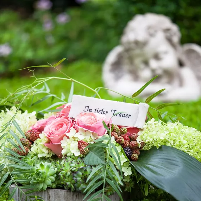 Das Grab im Sommer – die richtigen Blumen finden Das Grab im Sommer – die richtigen Blumen finden